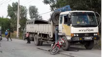 Tránh đường đang thi công, một phụ nữ bị xe tải cán nát chân