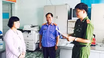 Khi tay cán bộ Hải quan “nhúng chàm”