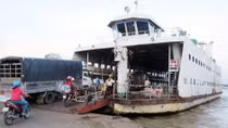 Dàn cảnh trộm tiền trên xe ô tô tại phà Vàm Cống