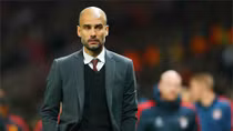 Đến Pep Guardiola còn bị... đâm sau lưng