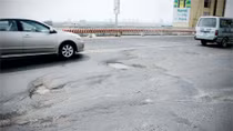 Lại chuẩn bị sửa chữa hư hỏng mặt cầu Thăng Long