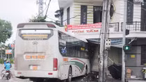 Nửa đêm, xe khách lao ầm ầm vào nhà dân