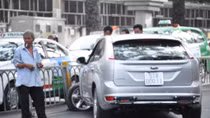 Né xe máy, xe ô tô tông dải phân cách rơi bánh