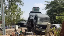 Bất cẩn trong khi đốt rác cháy lan sang gara ô tô