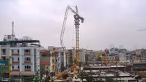 Trục cần cẩu gẫy giữa đêm, người dân cuống cuồng bỏ chạy 