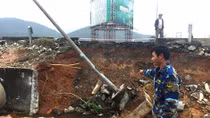 Trụ đèn bất ngờ đổ sập đè chết một công nhân 