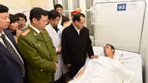 Đồng chí Phạm Quang Nghị thăm cán bộ CSGT bị thương khi làm nhiệm vụ 