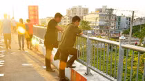 Nam thanh niên rơi từ cầu vượt xuống đất