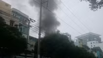 Sau nhiều tiếng nổ, cửa hàng ĐTDĐ cháy ngùn ngụt
