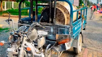 Xe ba gác bất ngờ bốc cháy trên đường quốc lộ
