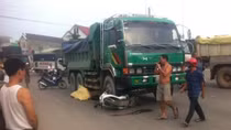 Xe tải đâm hai xe máy, bốn nữ sinh thương vong