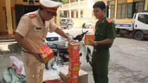 Tuần tra giao thông, thu giữ 71kg pháo nổ vận chuyển trái phép