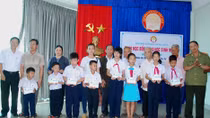 Trao 30 sổ tiết kiệm trị giá 300 triệu đồng cho học sinh mồ côi tại TP Đà Nẵng