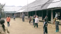 Thầy hiệu trưởng cõng chữ lên non và niềm vui của giáo viên cắm bản