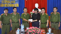 Nhân viên bảo vệ thích "kiểm tra" túi xách của phụ nữ