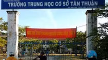 Bốn thanh niên xông vào trường học đâm gây án