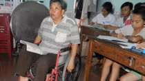 Cô giáo khuyết tật 25 năm ngồi xe lăn dạy chữ cho trẻ em nghèo 