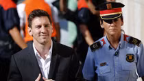 Siêu cầu thủ Lionel Messi hầu tòa vì trốn thuế
