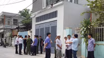 Vợ ngã quị phát hiện chồng bị bắn gục ngoài cổng