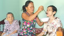 Cảm phục người phụ nữ hàng chục năm nuôi cô và chị chồng già yếu, tật nguyền