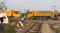 Nhân viên gác chắn ngủ quên, tàu hỏa đâm bay ô tô