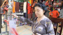 Người đàn bà đưa thổ cẩm Chăm quảng bá ra thế giới
