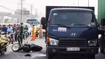 Chạy vào làn xe ô tô, một thanh niên bị đâm tử vong
