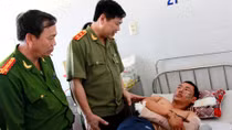 Quên mình cứu dân