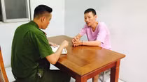 Bị lừa tiền ảo trên mạng, 2 bố con ép lái taxi 'đền' tiền thật