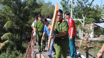 Công an Cần Thơ xây cầu giao thông nông thôn