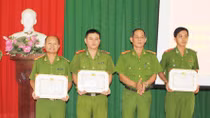 Khen thưởng tập thể, cá nhân bóc gỡ đường dây mua bán 164 phụ nữ