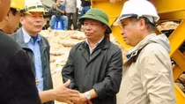 Công an nỗ lực hết sức để đưa nạn nhân ra khỏi hầm sập