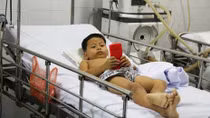 Nghi án mẹ tiêm thuốc độc hai con?