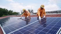 Nhà đầu tư đang “chạy đua” đóng điện mặt trời trước 30-6