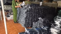 Bắt quả tang cơ sở sản xuất quần áo giả nhãn hiệu tại Hà Nam