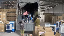 Phát hiện kho hàng cực lớn tại Hưng Yên có dấu hiệu nhập lậu