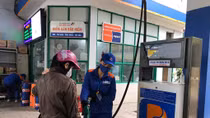 Giá xăng dầu giảm nhẹ