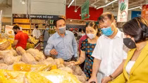 Mùng 4 Tết, nhiều cửa hàng hoạt động trở lại, sức mua giảm