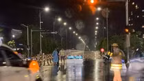 Đội mưa bảo đảm bảo an toàn giao thông và giúp dân tránh bão