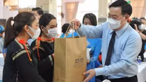 Chủ tịch Quốc Hội thăm, tặng quà người lao động Đắk Lắk