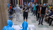 Lấy mẫu xét nghiệm cán bộ, công nhân viên ga Hà Nội