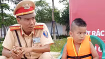 Cảnh sát giao thông tìm người thân cho 8 cháu bé đi tắm biển bị lạc