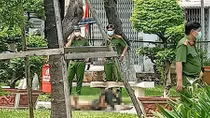Vào công viên tự đổ xăng lên người rồi phóng hỏa