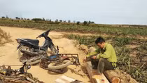 Bắt gỗ lậu, một cán bộ kiểm lâm bị “lâm tặc” đánh trọng thương