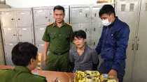 Chở 4 kg ma túy đá trên xe máy 