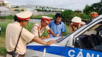CSGT gặp khó vì quy định lập biên bản xử phạt vi phạm phải có 02 người làm chứng