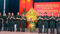 Bộ trưởng Ngô Xuân Lịch thăm và chúc mừng các cơ quan báo chí Quân đội