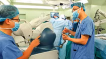 Giám đốc Bệnh viện Bạch Mai nâng khống thiết bị y tế như thế nào?
