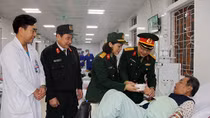Bát cháo ấm tình đến với bệnh nhân nghèo