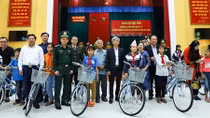 Thắm đượm nghĩa tình với ngôi trường cũ và các em học sinh nghèo 